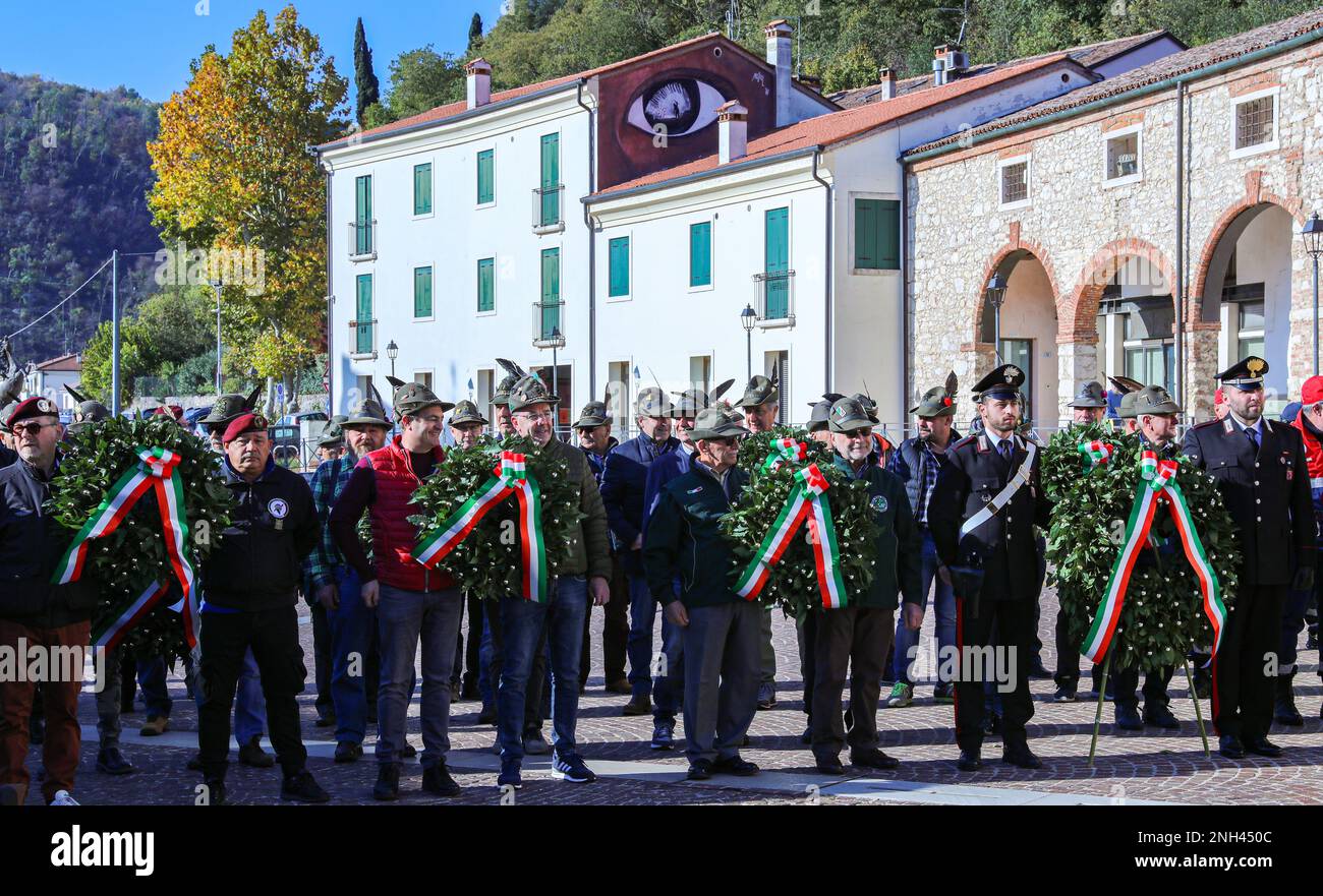 Veterani locali di varie forze armate italiane, come i carabinieri e i paracadutisti dell’esercito italiano, si sono riuniti nella Rumor di Arcugnano per svelare un monumento dedicato ai soldati caduti del comune. Foto Stock
