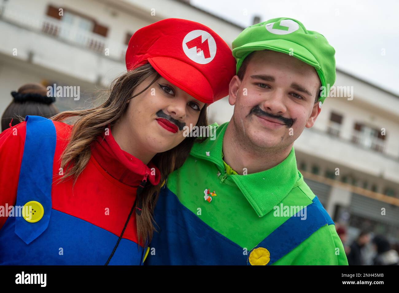 Il gruppo di calpestio del Super Mario e Luigi galleggia in maschera  durante la parata del Carnevale di Santa Rufina a Rieti, 19 febbraio 2023  (Foto di Riccardo Fabi/NurPhoto) Credit: NurPhoto SRL/Alamy