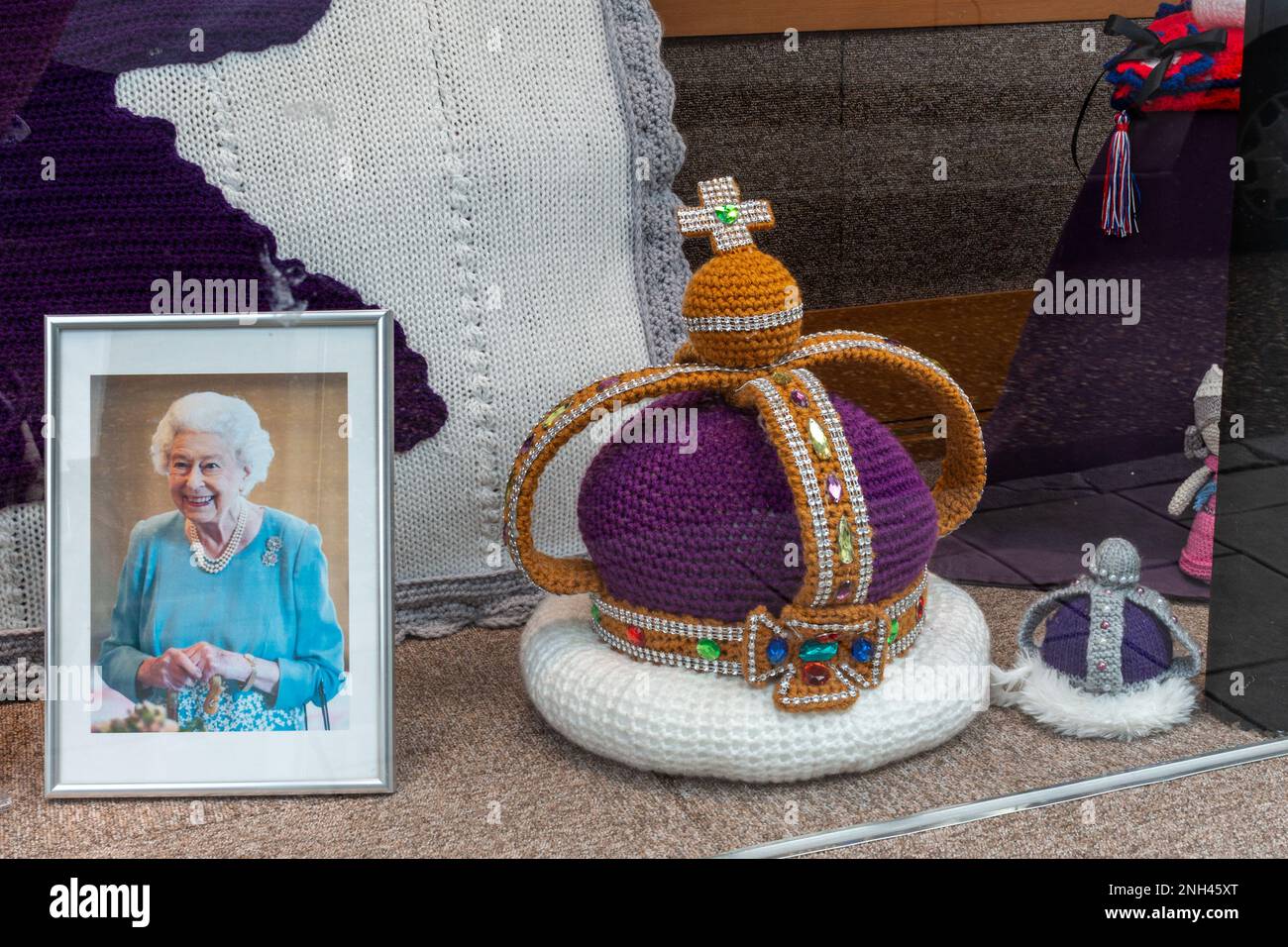 Le corone appollaiate sono esposte in una vetrina per celebrare la vita e il Platinum Jubilee della Regina Elisabetta II a St Ives, Cambridgeshire, Regno Unito Foto Stock