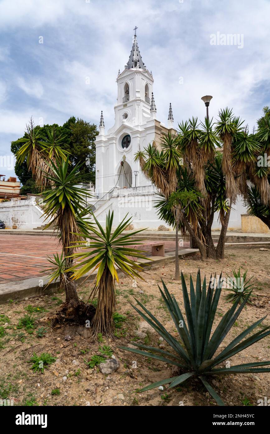 La Chiesa di Soledad Vista Hermosa con yucca e agavi a San Agustin, Etla, Oaxaca, Messico. Foto Stock
