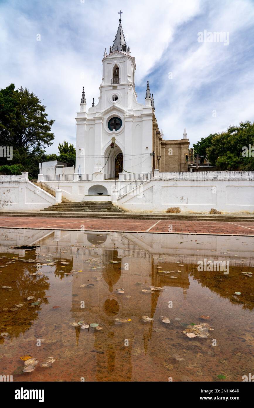 La Chiesa di Soledad Vista Hermosa si riflette in una piscina a San Agustin, Etla, Oaxaca, Messico. Foto Stock