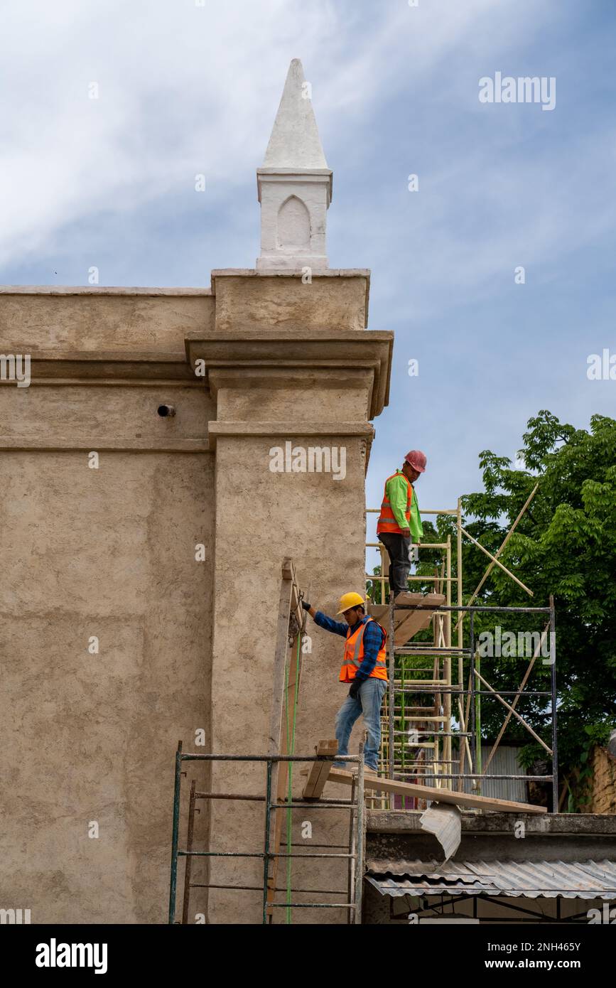 Uomini che lavorano al restauro della Chiesa di Soledad Vista Hermosa a San Agustin, Etla, Oaxaca, Messico. Foto Stock