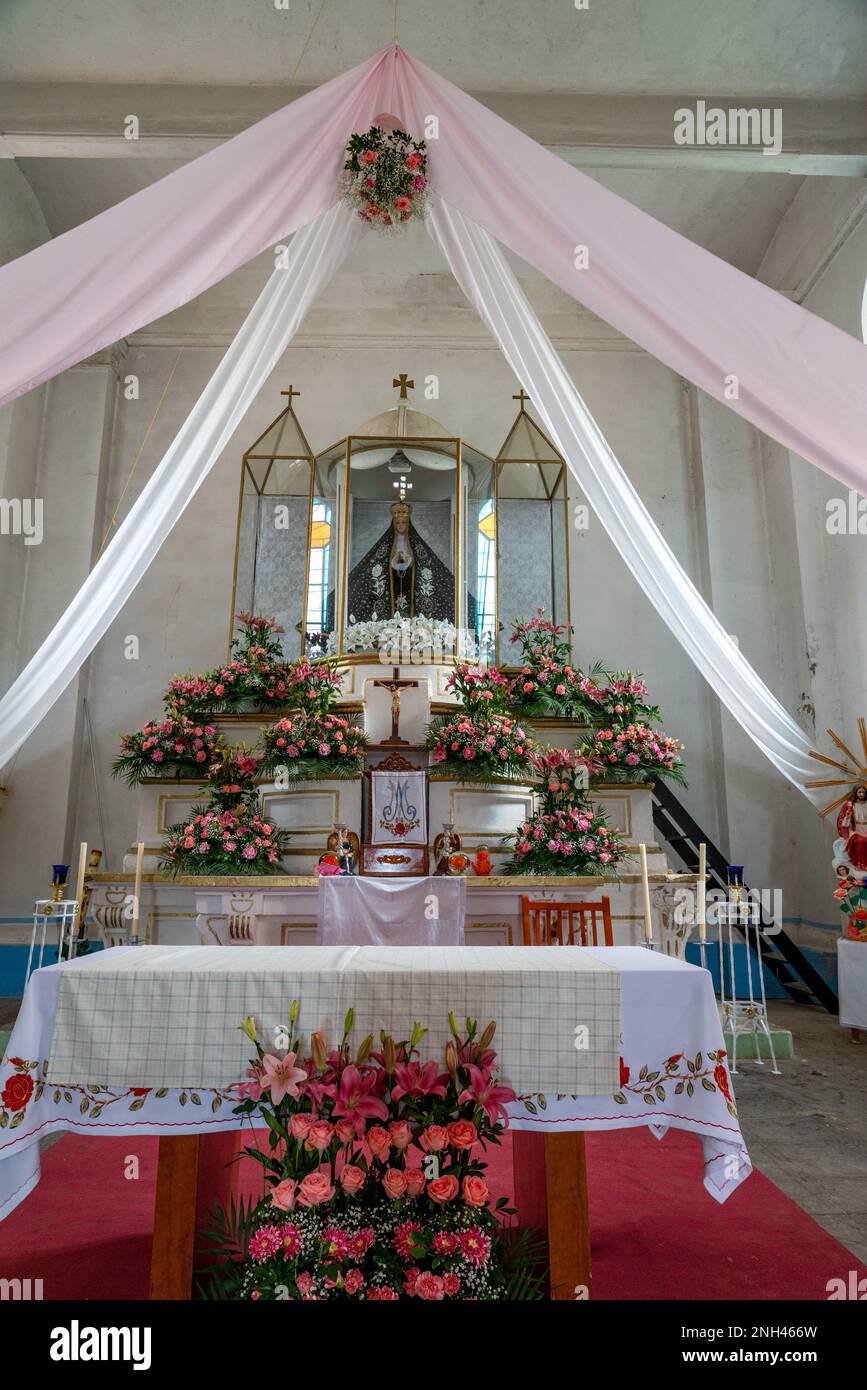 L'altare e pala d'altare nella Chiesa di Soledad Vista Hermosa a San Agustin, Etla, Oaxaca, Messico. Foto Stock