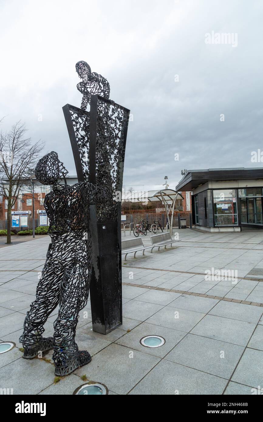La scultura "i CAN See for Miles" di Andy Scott fuori dalla stazione ferroviaria di Alloa, Scozia Foto Stock
