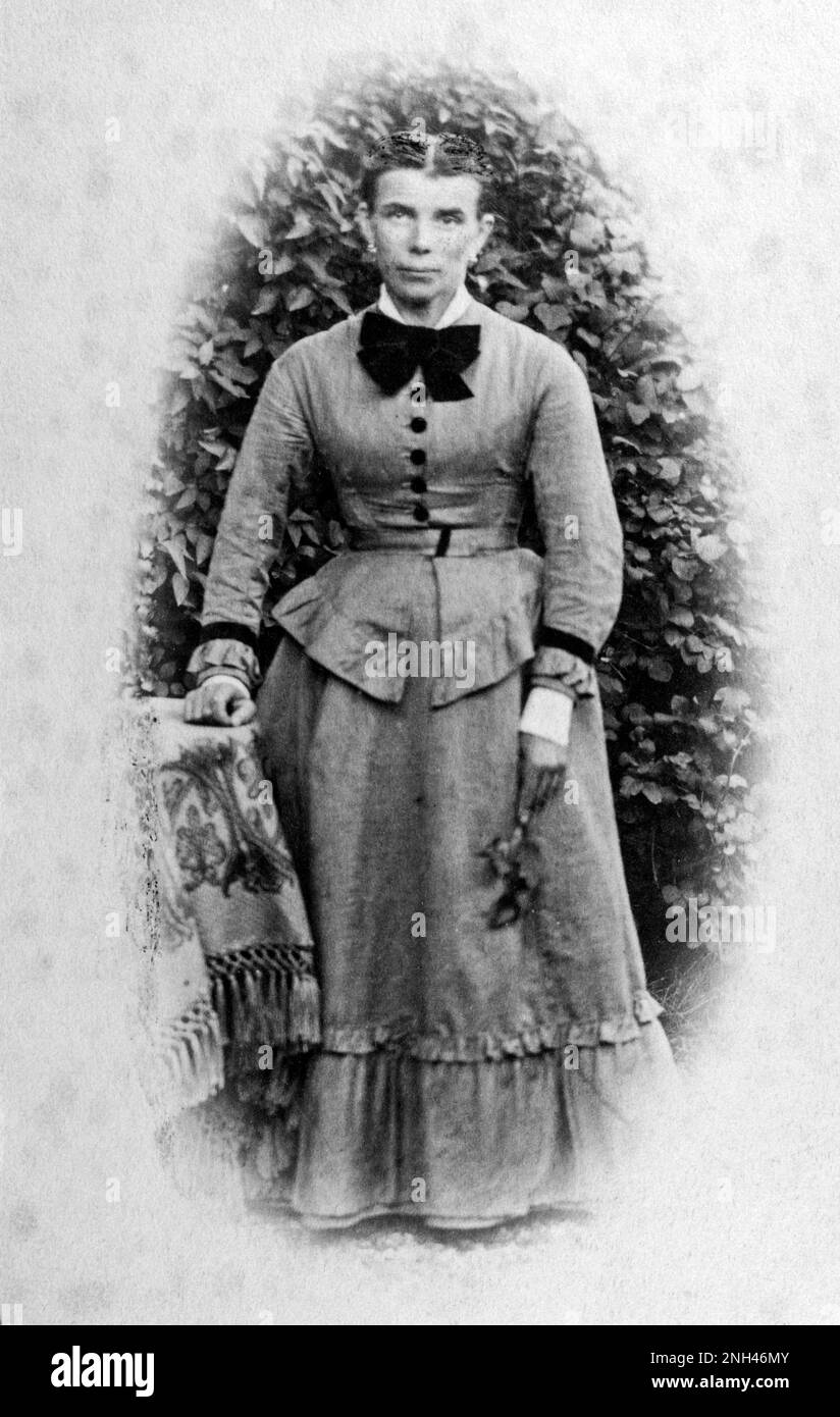 Ritratto di una giovane donna che guarda nella macchina fotografica, bassa Sassonia, Germania, circa 1900 Foto Stock