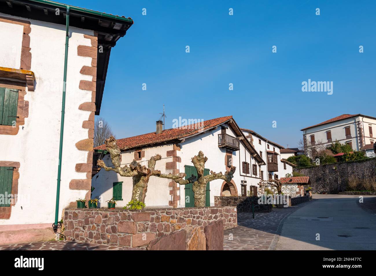 Case basche tradizionali in una strada nel villaggio di Zugarramurdi, Spagna, in provincia di Navarra, nei Paesi baschi spagnoli Foto Stock