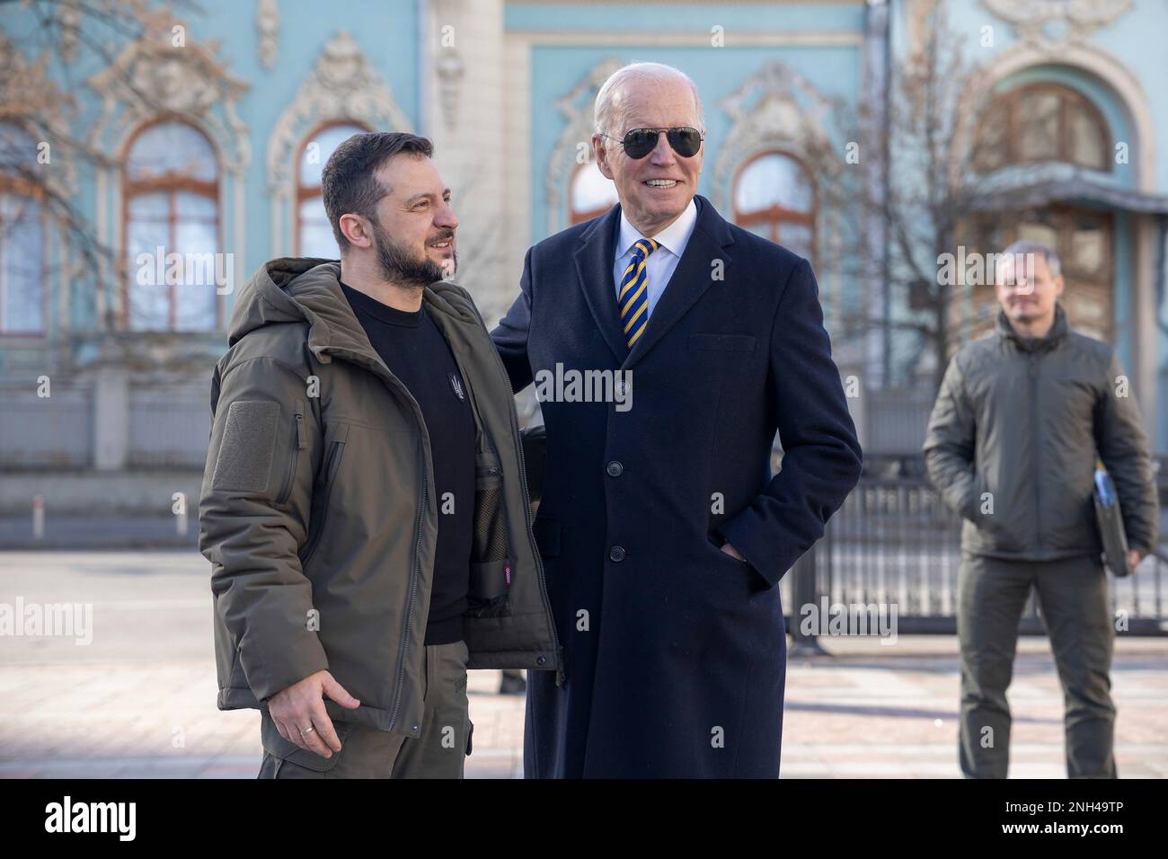 Kiev, Ucraina. 20th Feb, 2023. STATI UNITI Il presidente Joe Biden, a destra, è in piedi con il presidente ucraino Volodymyr Zelenskyy, a sinistra, fuori dal Palazzo Mariinskyi sulla Piazza della Costituzione, 20 febbraio 2023 a Kyiv, Ucraina. Biden si è fermato a Kiev in una visita non annunciata per rinnovare il sostegno americano all'Ucraina. Credit: Adam Schultz/White House Photo/Alamy Live News Foto Stock