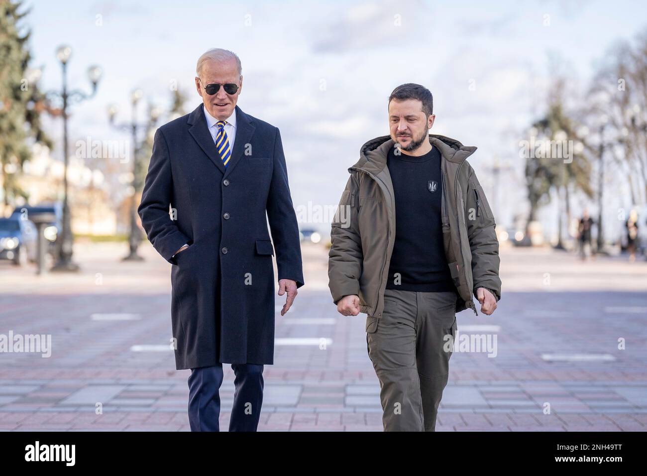 Kiev, Ucraina. 20th Feb, 2023. STATI UNITI Il presidente Joe Biden, a sinistra, cammina con il presidente ucraino Volodymyr Zelenskyy, a destra, lungo la passeggiata del Brave su Piazza della Costituzione, 20 febbraio 2023 a Kyiv, Ucraina. Biden si è fermato a Kiev in una visita non annunciata per rinnovare il sostegno americano all'Ucraina. Credit: Adam Schultz/White House Photo/Alamy Live News Foto Stock