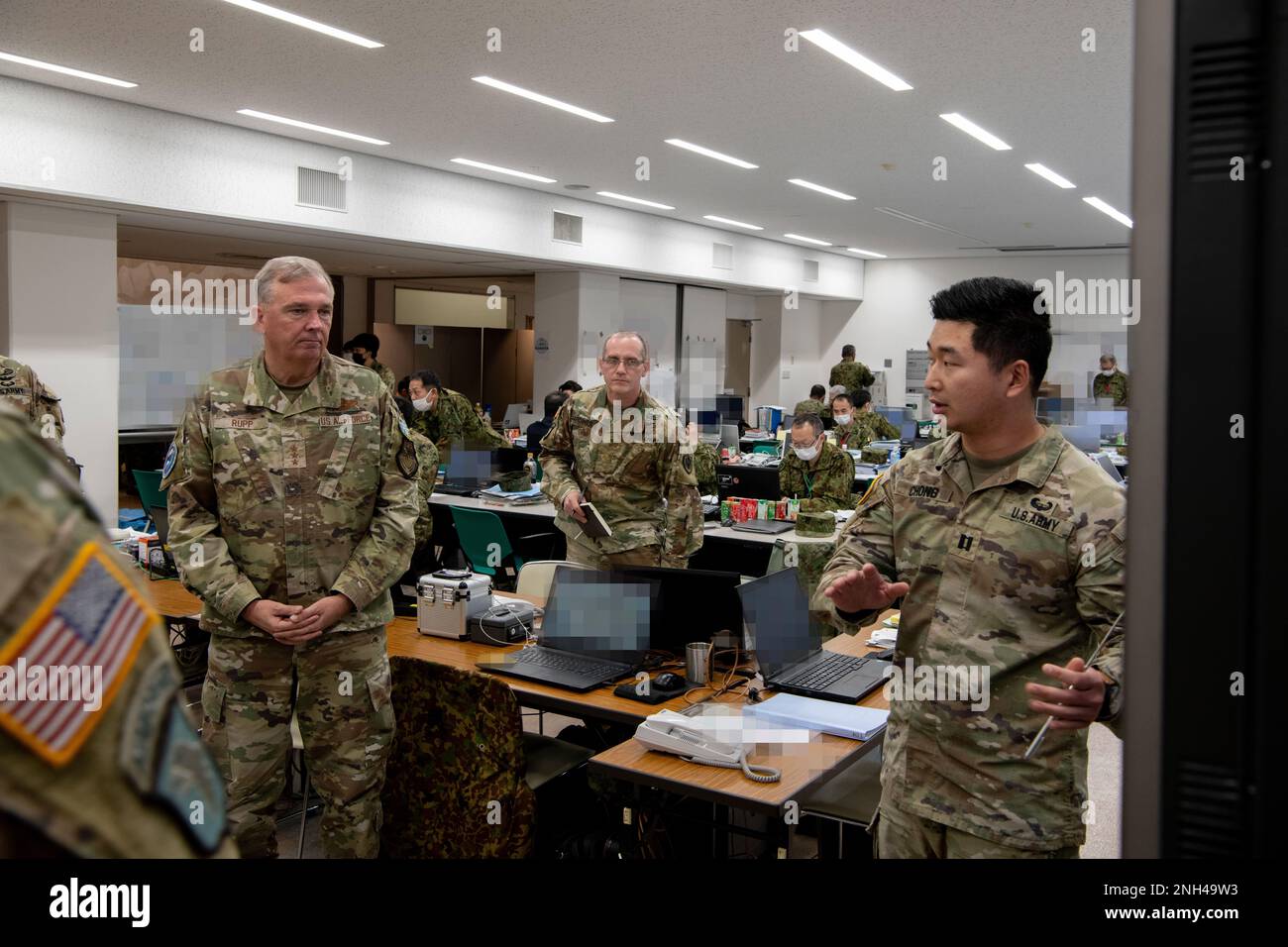 STATI UNITI Ricky Rupp, comandante, USA Forces Giappone, riceve un