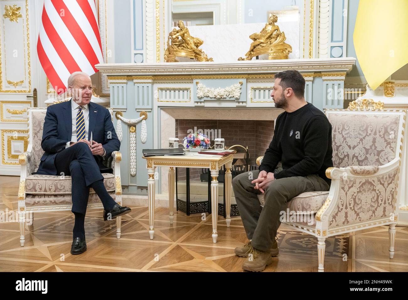 Kiev, Ucraina. 20th Feb, 2023. STATI UNITI Il presidente Joe Biden, partito, durante un incontro bilaterale con il presidente ucraino Volodymyr Zelenskyy, a destra, al palazzo Mariinsky, 20 febbraio 2023 a Kyiv, Ucraina. Biden si è fermato a Kiev in una visita non annunciata per rinnovare il sostegno americano all'Ucraina. Credit: Adam Schultz/White House Photo/Alamy Live News Foto Stock