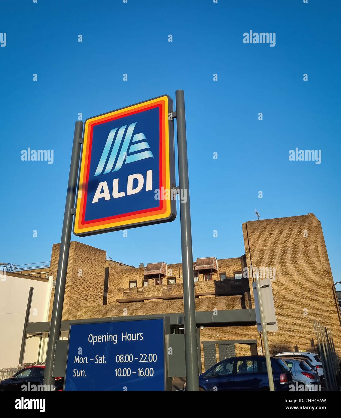 Aldi negozio di alimentari segno a Londra, South Harrow, Inghilterra . Aldi è una catena globale di supermercati con sconti Foto Stock