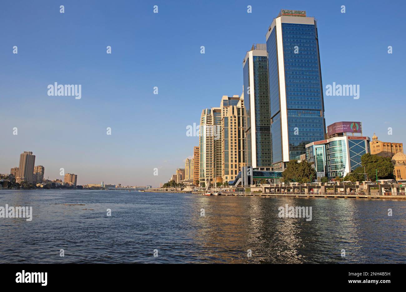 Ufficio edificio sul Nilo, il Cairo, al-Qahira governatorato, Egitto Foto Stock