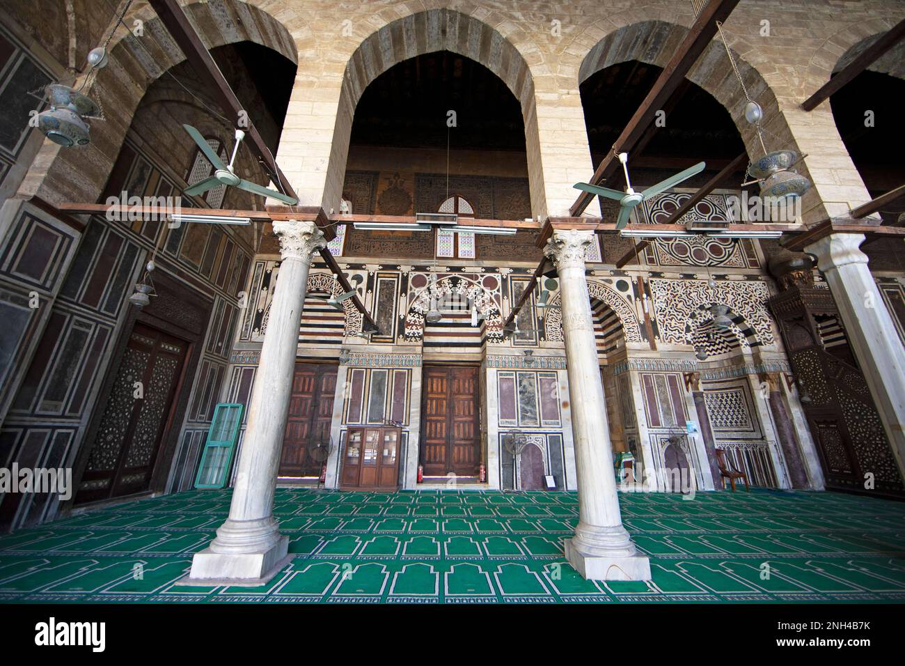 Sala di preghiera della moschea, complesso di tombe di al-Muaiyad Shaykh, Città Vecchia, il Cairo, Egitto Foto Stock
