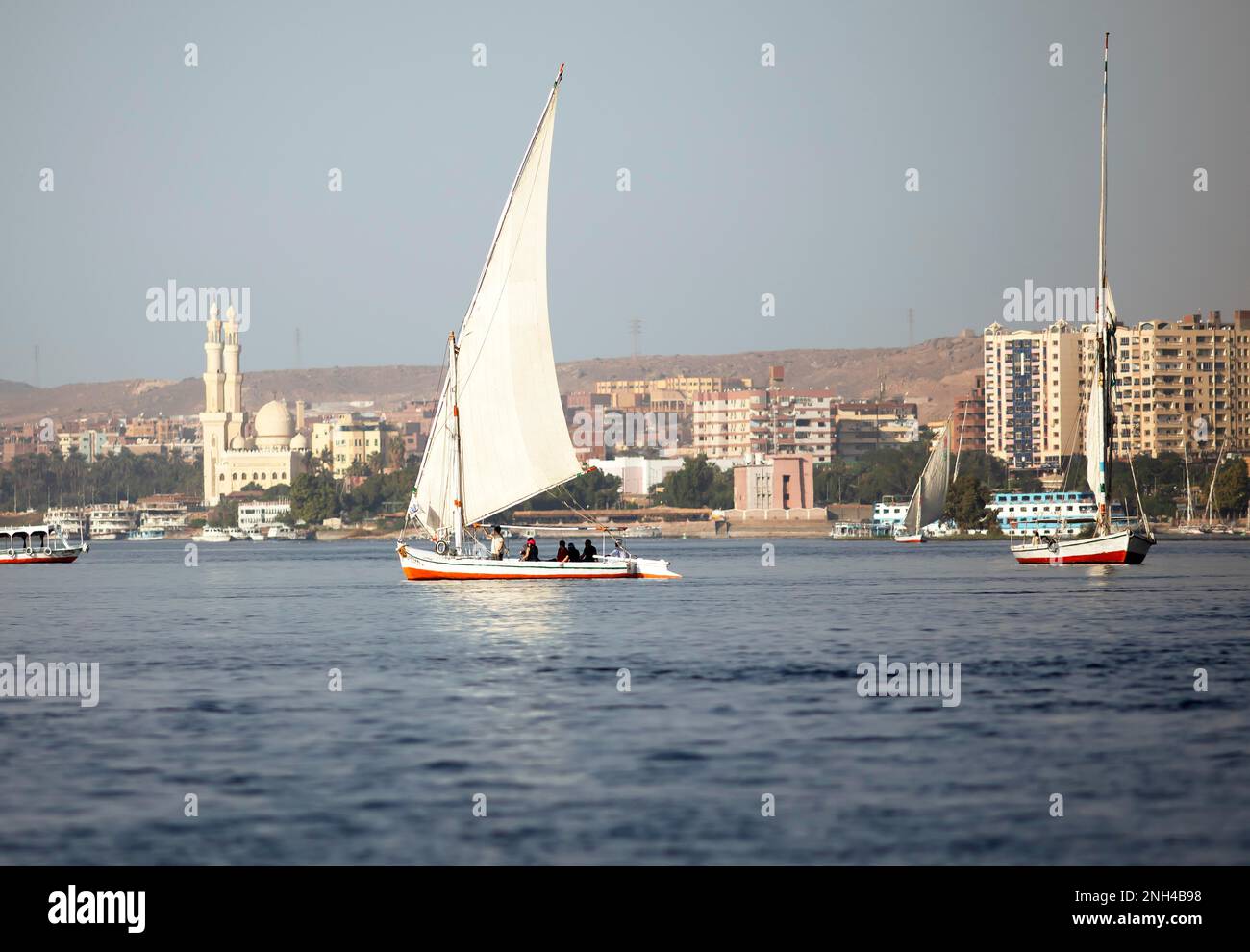 Felucca o barche a vela tradizionali sul Nilo, Assuan, Egitto Foto Stock