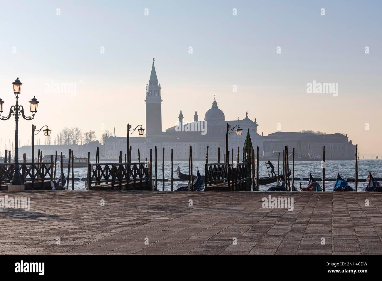 Gondoliere di fronte alla Basilica di San Giorgio maggiore, Venezia, Italia Foto Stock