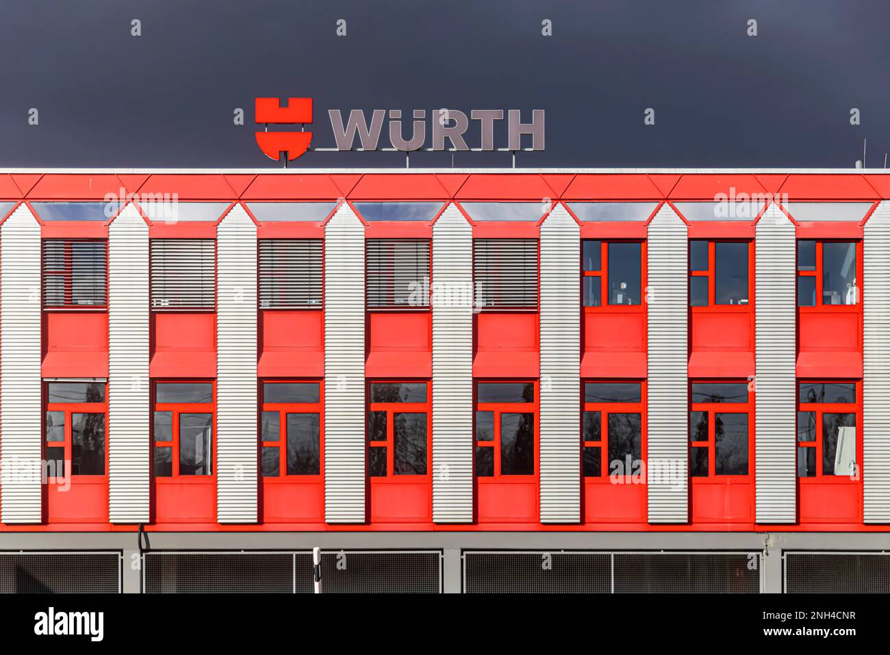 Wuerth, leader mondiale nella tecnologia di fissaggio, costruzione della filiale di Stoccarda con logo aziendale, Baden-Wuerttttemberg, Germania Foto Stock