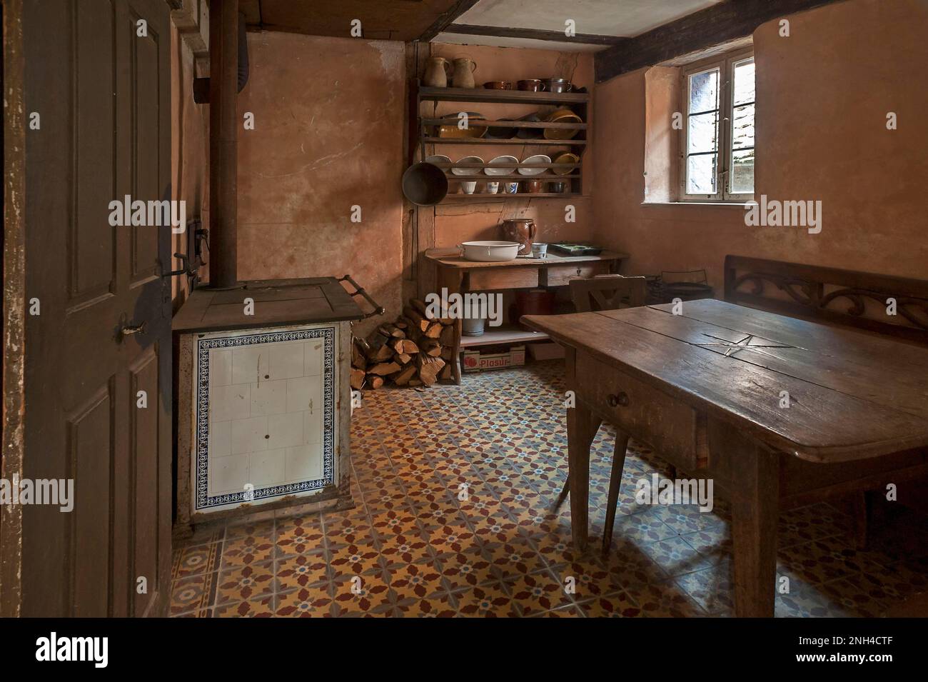 Soggiorno-cucina di una piccola casa di crochet viticoltori a metà del 19th ° secolo, Franconian Open Air Museum Bad Windsheim, Medio Foto Stock
