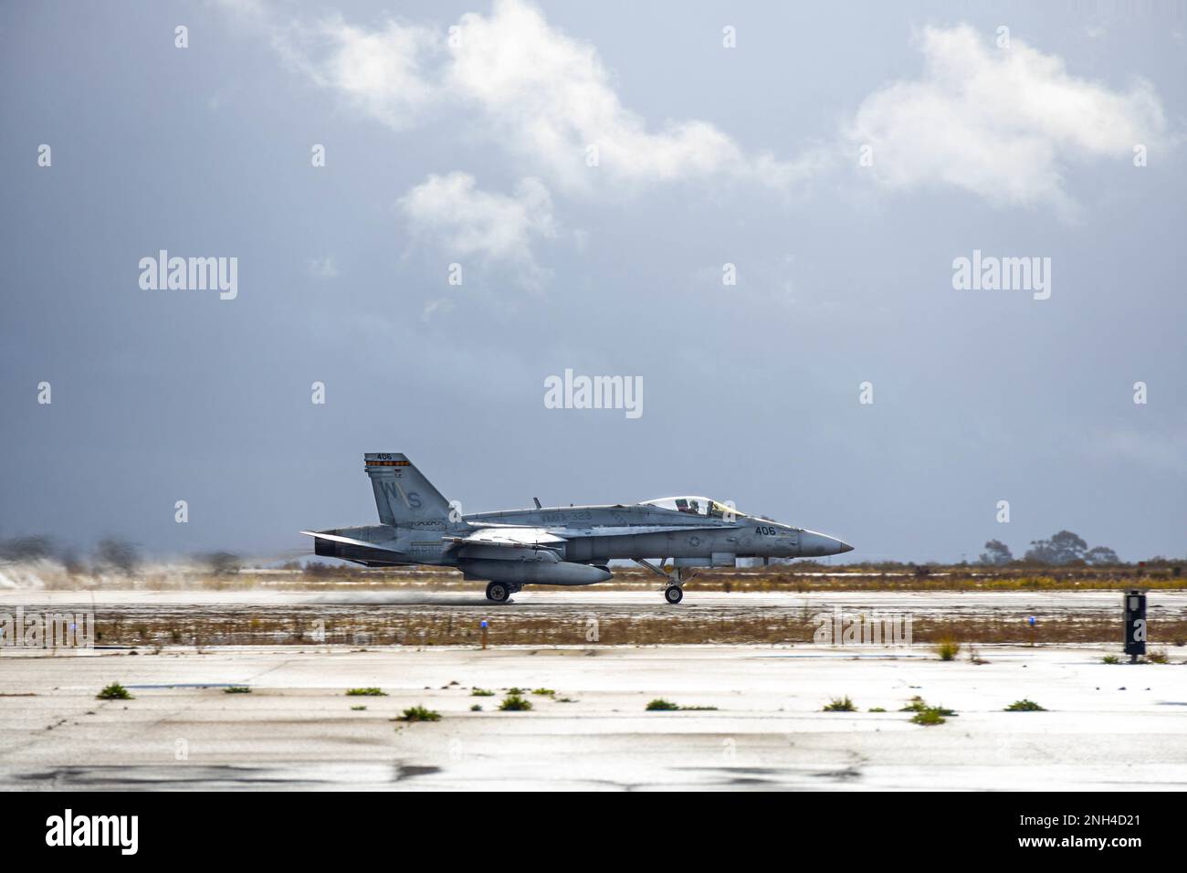 NEGLI STATI UNITI Corpo Marino F/A-18 Hornet con Marine Fighter Attack Squadron 323, Marine Aircraft Group (MAG) 11, 3rd Marine Aircraft Wing (MAW) decolge dal corpo Marino Air Station Miramar, California per eseguire uno sciopero marittimo durante Exercise Steel Knight il 12 dicembre 2022. MAG-11 utilizza combattenti di combattimento di quarta e quinta generazione per condurre operazioni di negazione del mare in un ambiente marittimo contestato. Exercise Steel Knight 23 fornisce a 3rd MAW l'opportunità di perfezionare la lotta di livello Wing a sostegno della i Marine Expeditionary Force e la manovra della flotta. Foto Stock