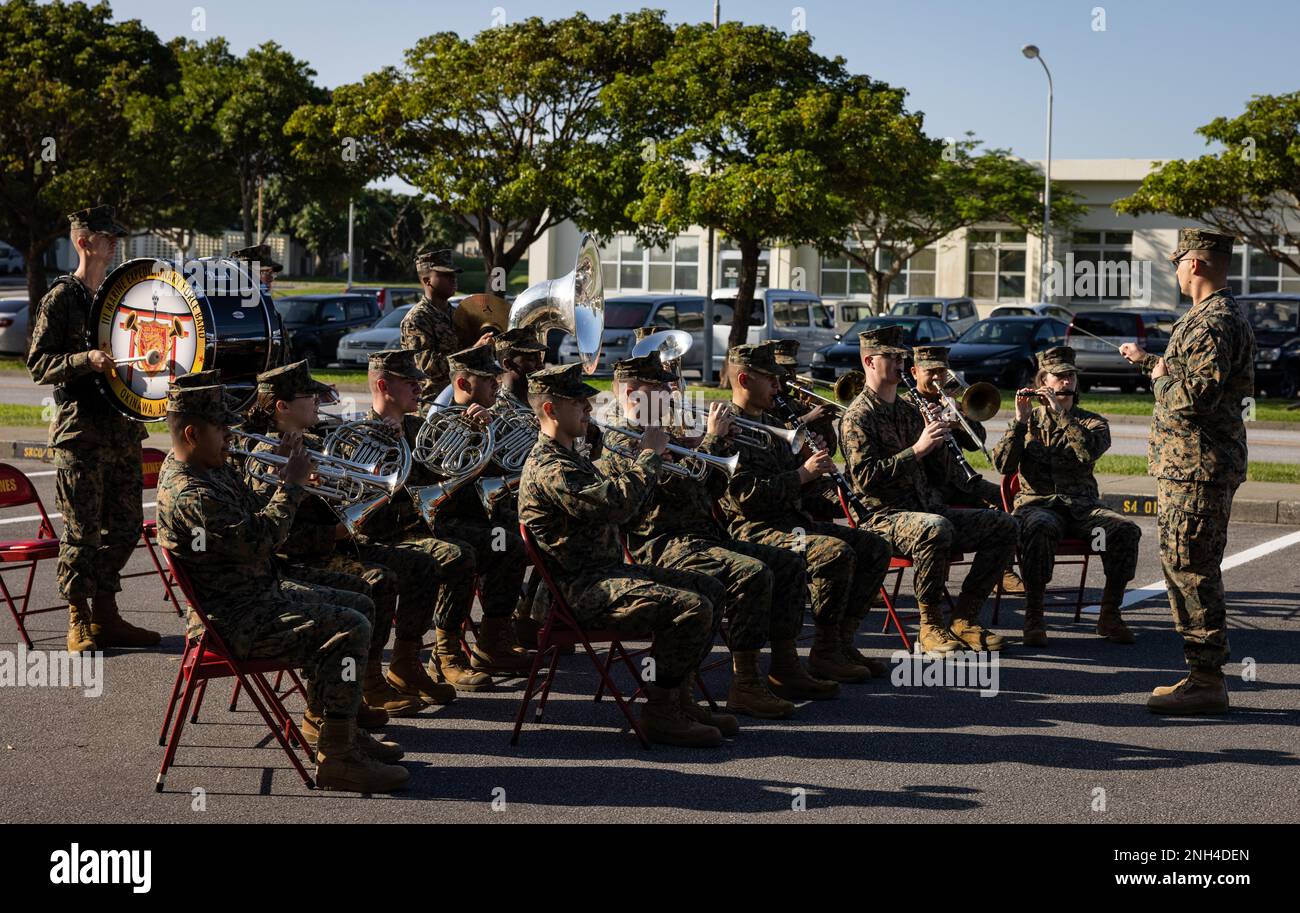 STATI UNITI Marines con la III Marine Expeditionary Force Band, suona “Fight Now” durante la cerimonia di conforto e di nomina della Air Naval Gunfire Liaison Company del 5th tenutasi a Camp Hansen, Okinawa, Giappone, 12 dicembre 2022. III MIG funziona come l'avanguardia di III MEF, che opera nell'ambiente informativo delle regioni indomoracee e supporta le operazioni della Task Force Marine Air-Ground con comunicazioni, intelligence e capacità di collegamento delle armi. Foto Stock