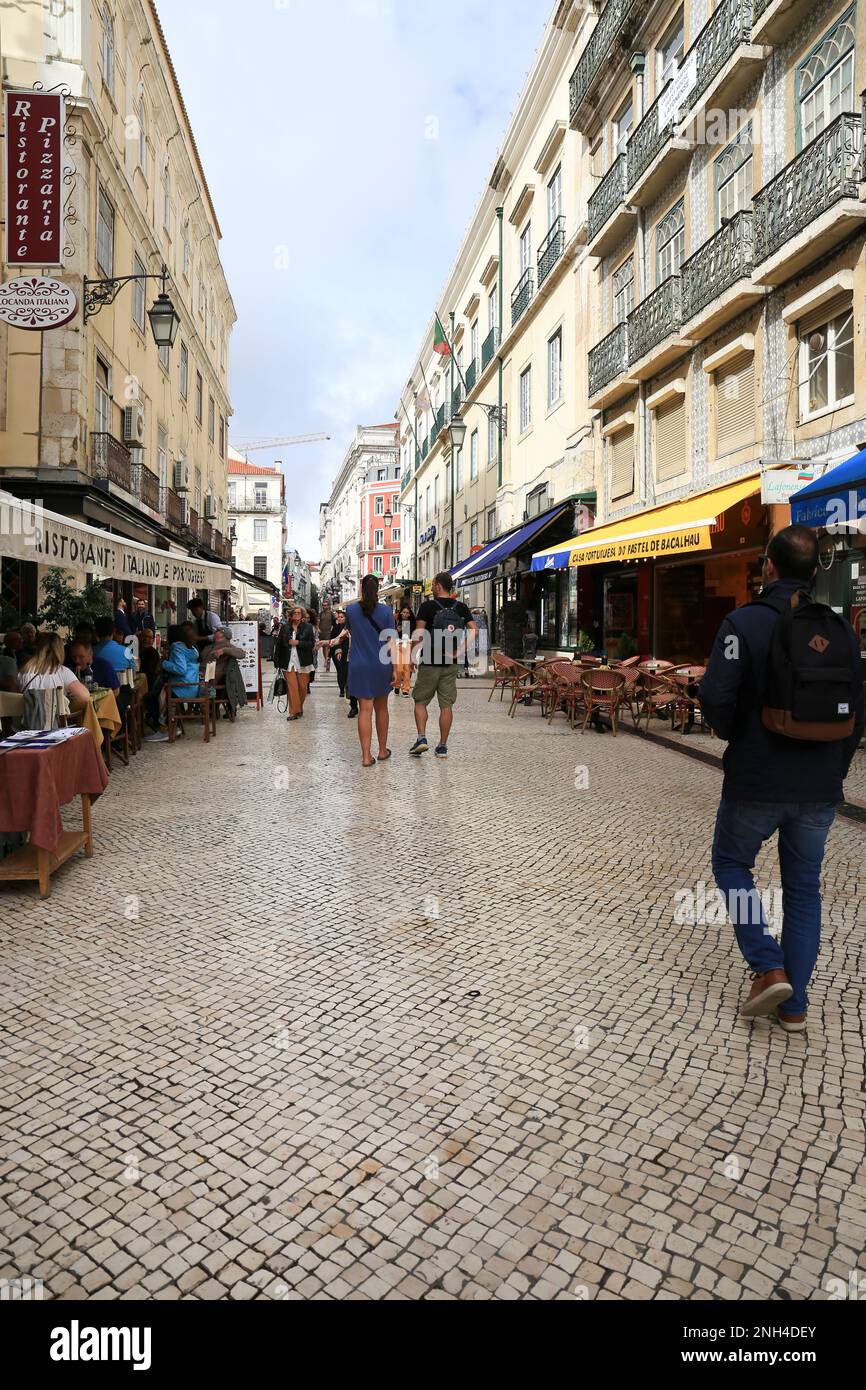 Lisbona, Portogallo - 21 ottobre 2022: Strade strette e colorate, facciate maestose, finestre e balconi di Lisbona, Portogallo Foto Stock