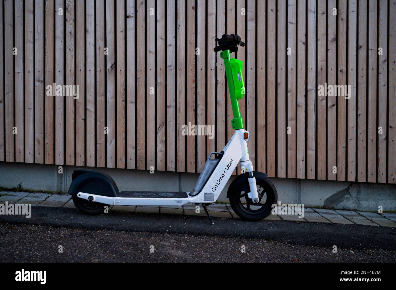 Scooter elettrico parcheggiato sul lato della strada presso la società di noleggio biciclette Lime, Onlime e Uber, Stoccarda, Baden-Wuerttemberg, Germania Foto Stock