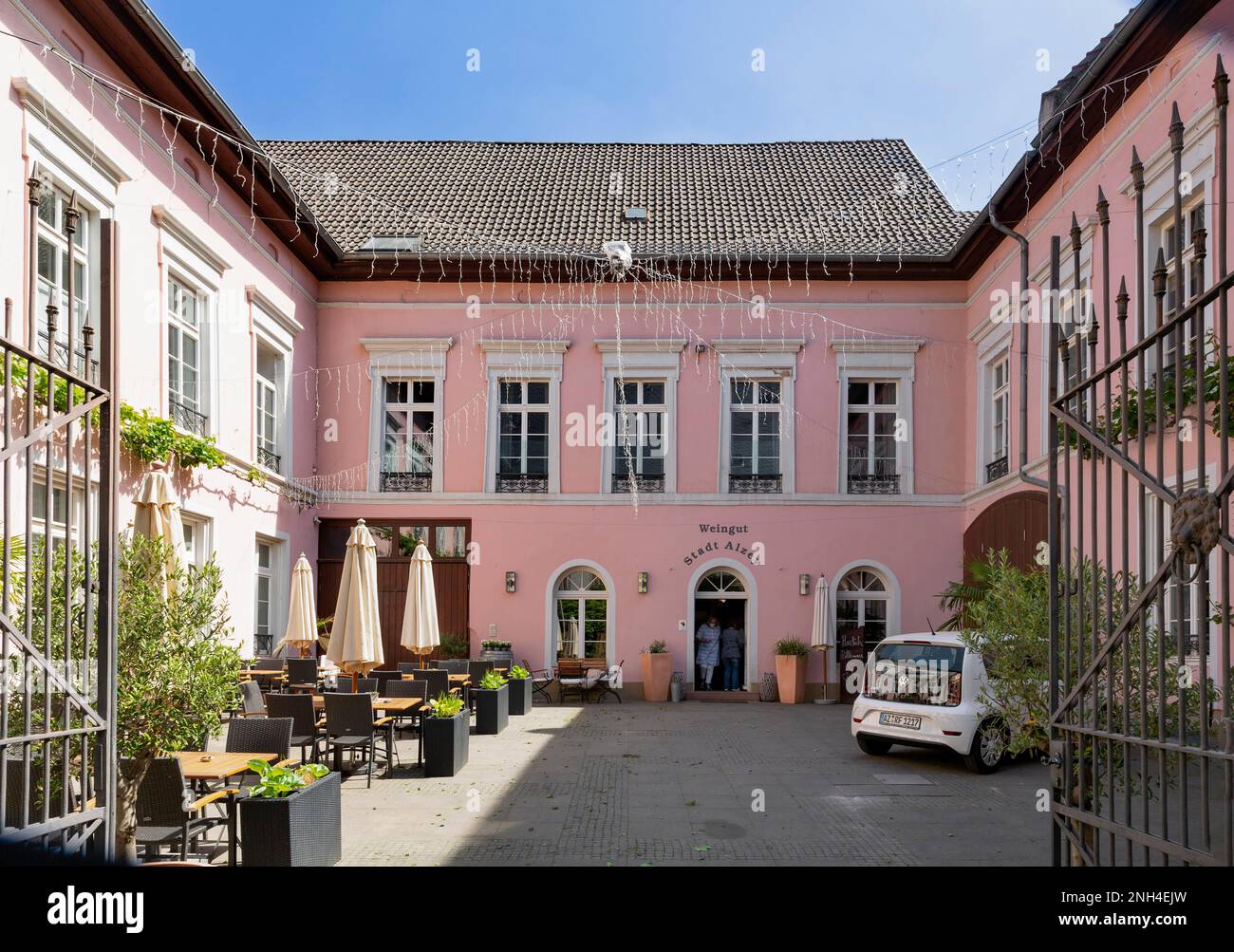 Cantina comunale con la casa di stampa del vino e l'edificio della fattoria, Alzey, Renania-Palatinato, Germania Foto Stock