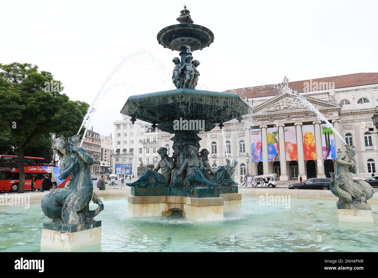 Lisbona, Portogallo - 21 ottobre 2022: Fontane monumentali con statue di sirena in Piazza Rossio a Lisbona Foto Stock