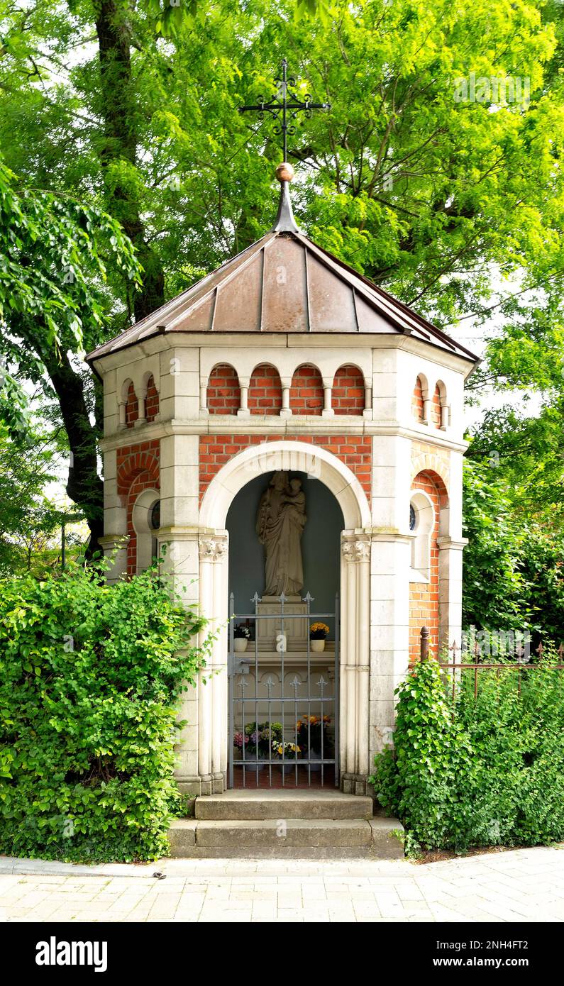 Cappella con figura sacra, Neuenkirchen, Muensterland, Renania settentrionale-Vestfalia, Germania Foto Stock