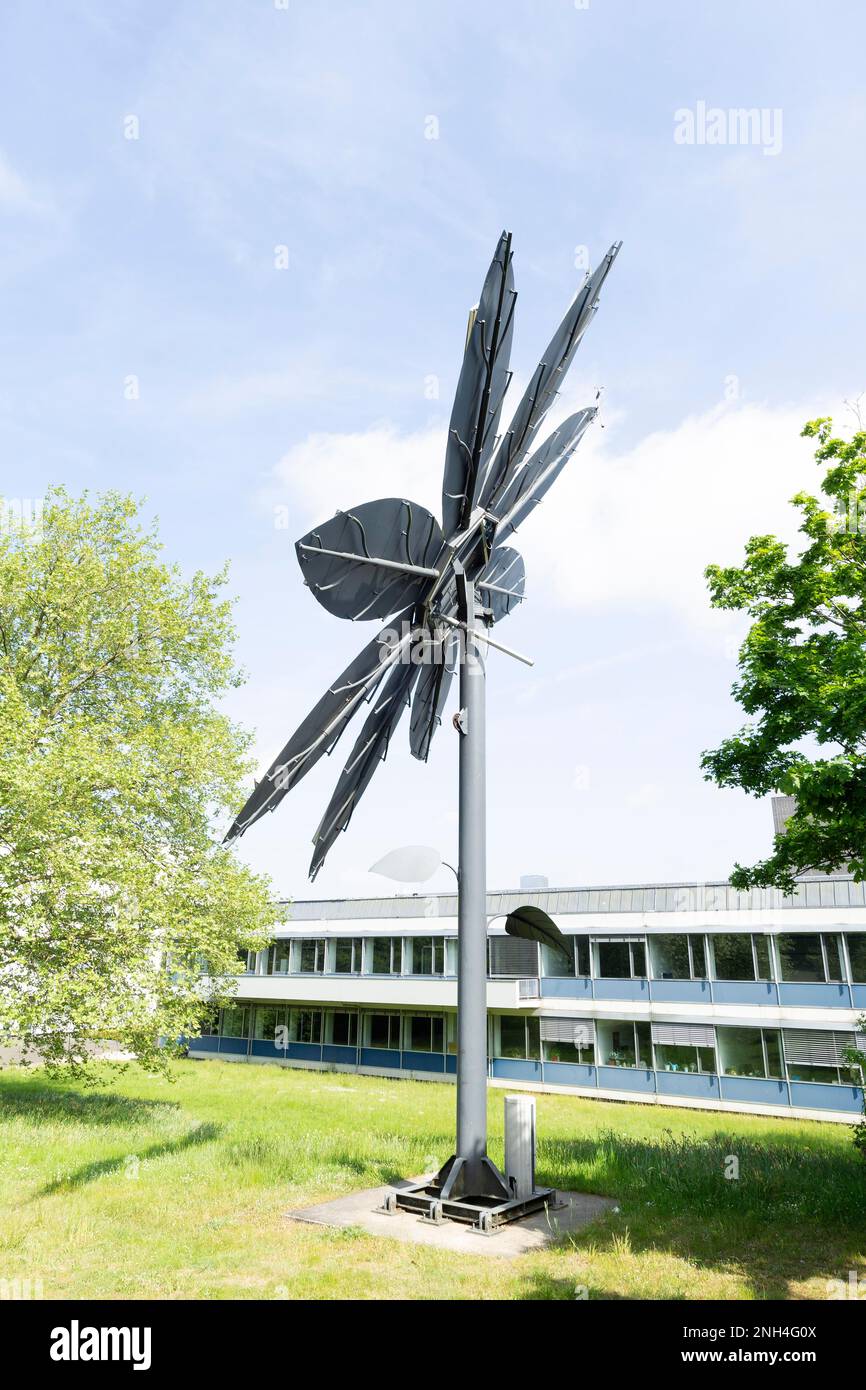 Impianto fotovoltaico a forma di fiore, Campus Westerberg, Università e Università di Scienze applicate Osnabrueck, Osnabrueck, bassa Sassonia Foto Stock