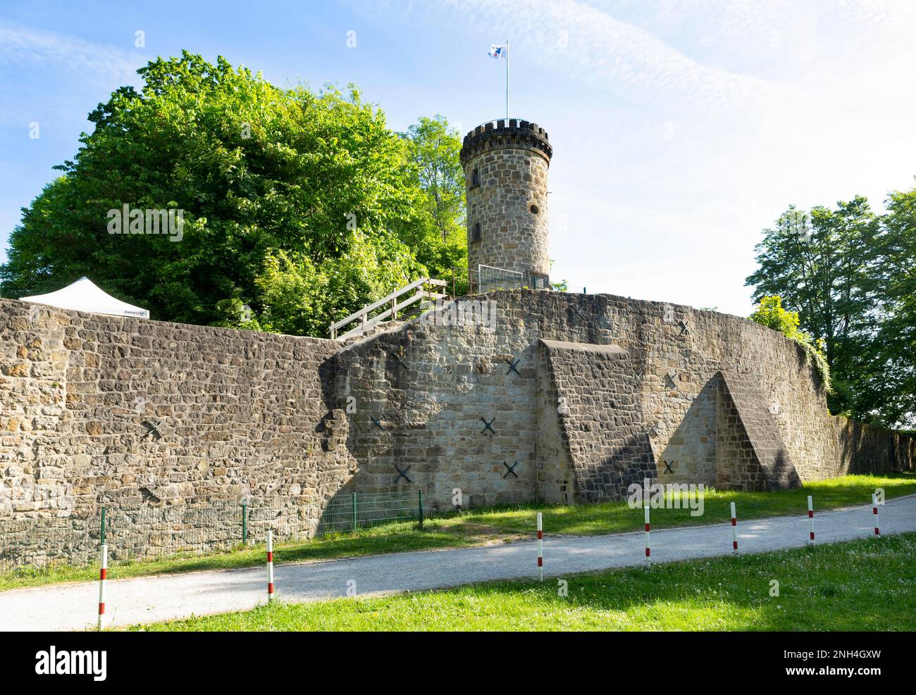Wierturm, torre di osservazione nel Tecklenburg Hoehenburg e resto delle mura del castello, Mecklenburg Festival, Tecklenburg, Muensterland, Nord Foto Stock
