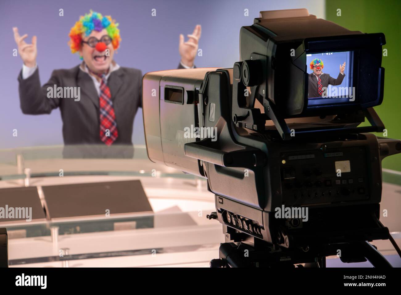 Un uomo emozionale in un costume clown in uno studio televisivo Foto Stock