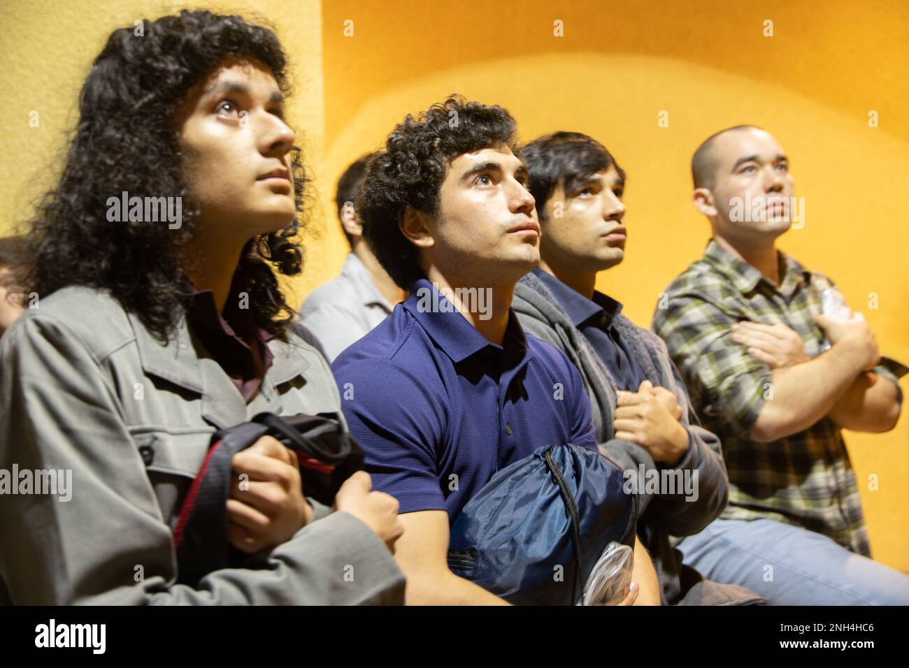 STATI UNITI Marine Corps Recruits con Mike Company, 3rd battaglione di addestramento del reclutamento, ricevi un breve sul codice uniforme di giustizia militare al deposito del reclutamento del corpo marino (MCRD) San Diego, 12 dicembre 2022. Le reclute sono state controllate per il contrabbando, dati i haircut, fatto le telefonate a casa, ed ha emesso gli attrezzi. Foto Stock