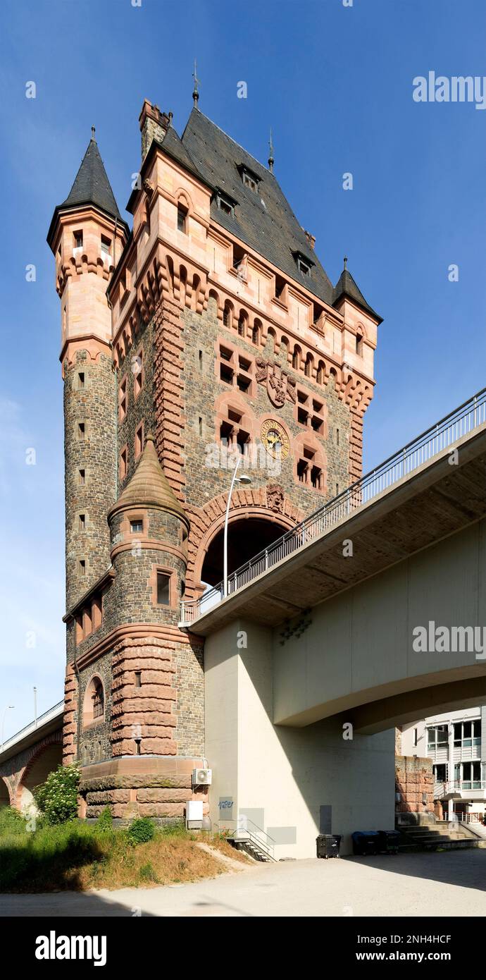 Torre e porta del ponte sul lato ovest del ponte Nibelungen, in stile Nibelungen, Worms, Renania-Palatinato, Germania Foto Stock