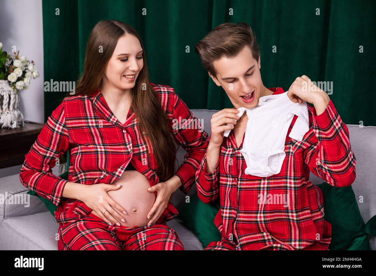 Una coppia felice in attesa della nascita del loro primo figlio. Foto Stock