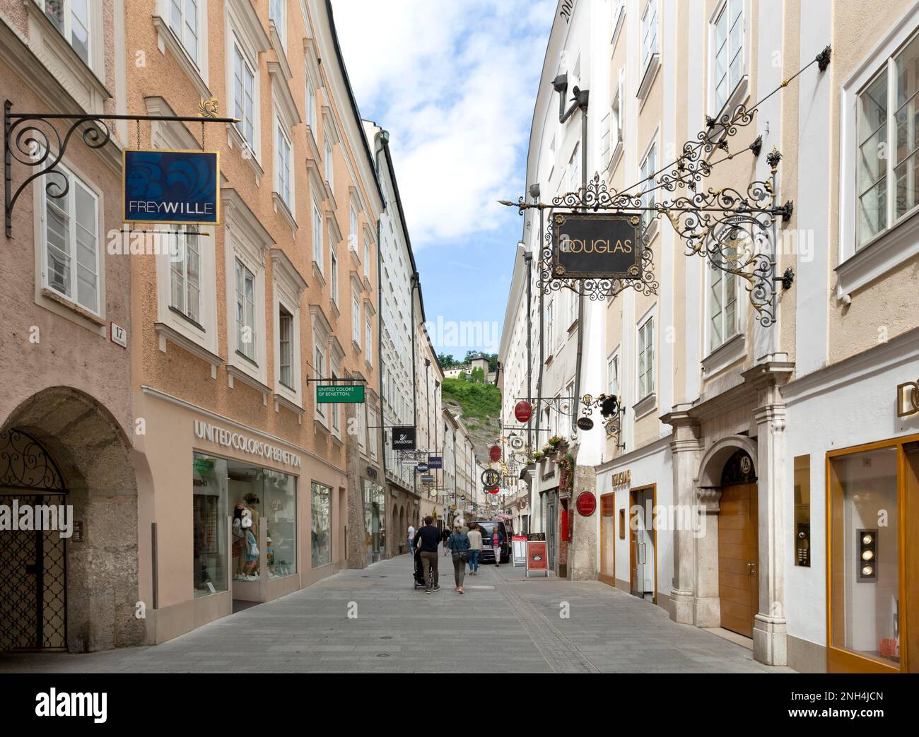 Getreidegasse, edifici residenziali e commerciali con mostre pubblicitarie artigianali, centro storico, Salisburgo, Austria Foto Stock