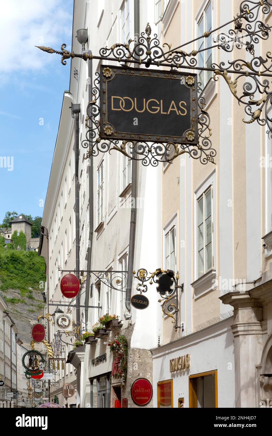 Getreidegasse, edifici residenziali e commerciali con mostre pubblicitarie artigianali, Città Vecchia, Salisburgo, Austria, Europa Foto Stock