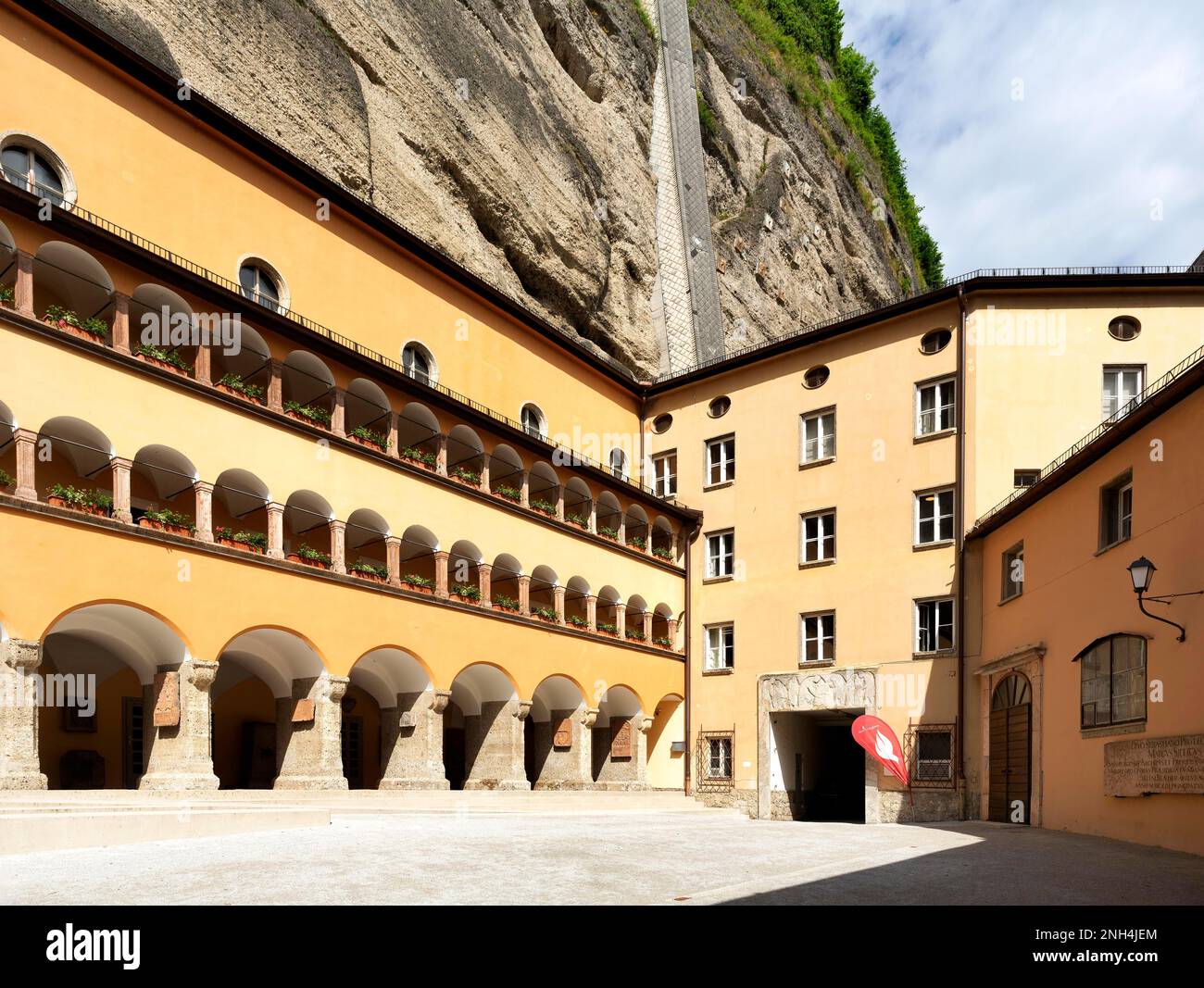 Buergerspital o Admonter Hof, ex ospedale e casa degli anziani, oggi museo dei giocattoli e museo degli strumenti, Salisburgo, Austria Foto Stock