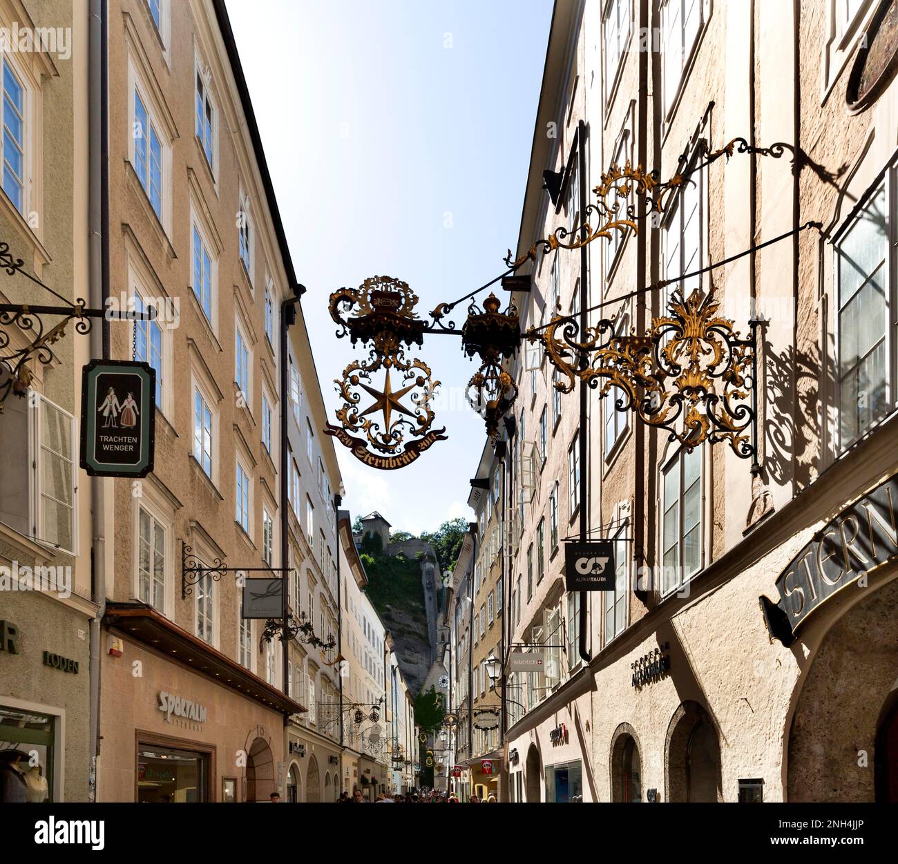 Getreidegasse, edifici residenziali e commerciali con mostre pubblicitarie artigianali, centro storico, Salisburgo, Austria Foto Stock