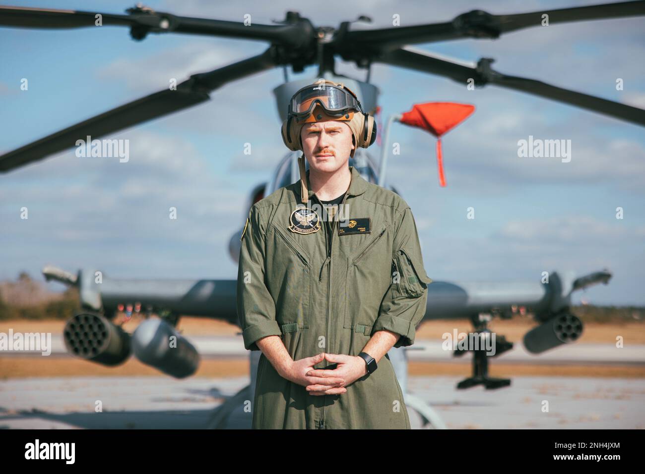 STATI UNITI Corpo marino Lance CPL. Elijah Jordan, un ispettore di servizio collaterale assegnato a Marine Medium Tiltrotor Squadron 162 (VMM-162) rinforzato, posa di fronte a un AH-1Z Viper durante l'esercizio i dell'unità di spedizione marina presso Marine Auxiliary Landing Field Bogue, North Carolina, 12 dicembre 2022. Gli ispettori delle attività collaterali ispezionano e assicurano che tutti gli interventi di manutenzione siano eseguiti in conformità allo standard in conformità al manuale applicabile. Foto Stock