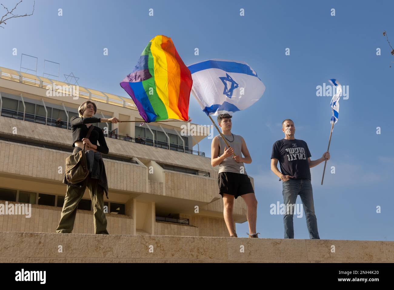 GERUSALEMME, ISRAELE - 20 2023 febbraio: Gli israeliani protestano presso la Knesset contro i piani del primo ministro Benjamin Netanyahu. Una ragazza con una bandiera LGBT, Foto Stock