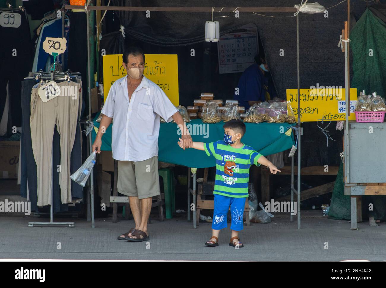 SAMUT PRAKAN, THAILANDIA, 08 2023 FEBBRAIO, Un ragazzino con un anziano sul mercato Foto Stock
