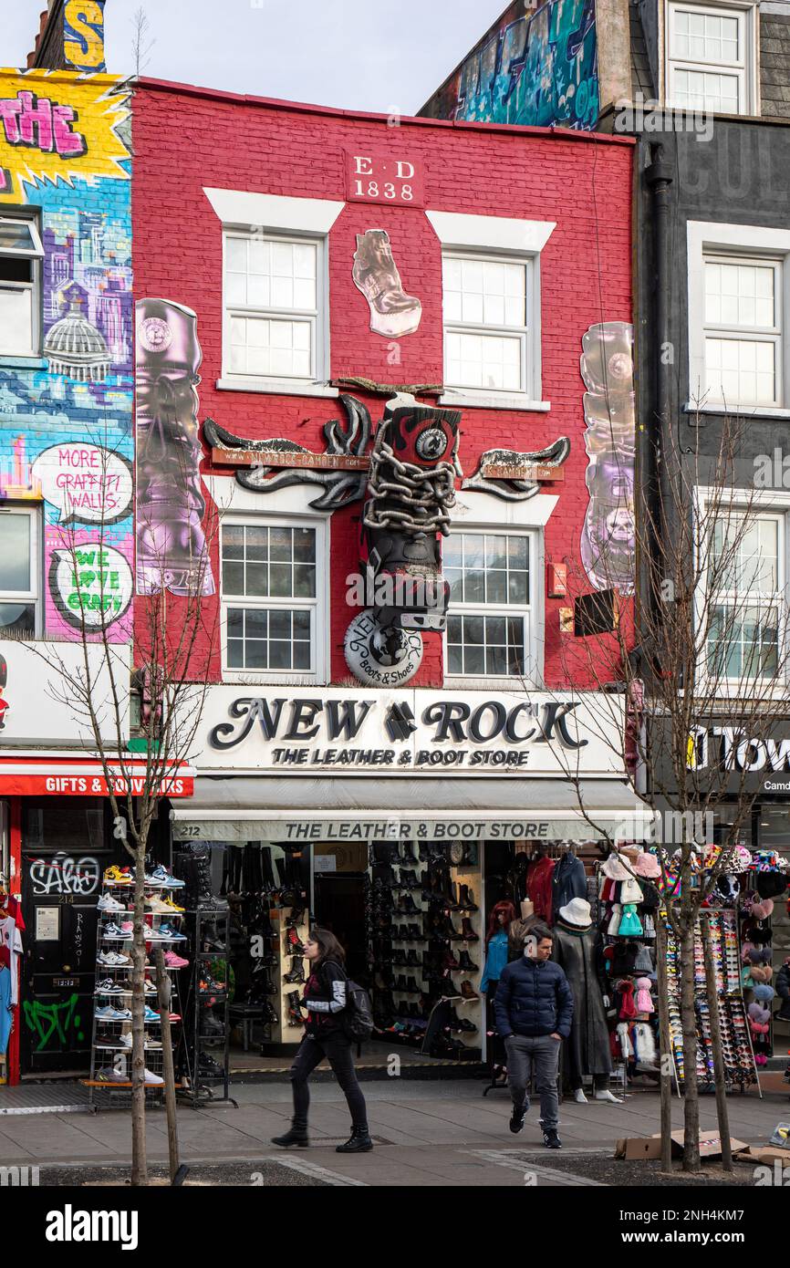 Nuovo negozio di pelle e stivali Rock. Edificio rosso su Camden Hight Street nel quartiere di Camden Town di Londra, Inghilterra. Foto Stock