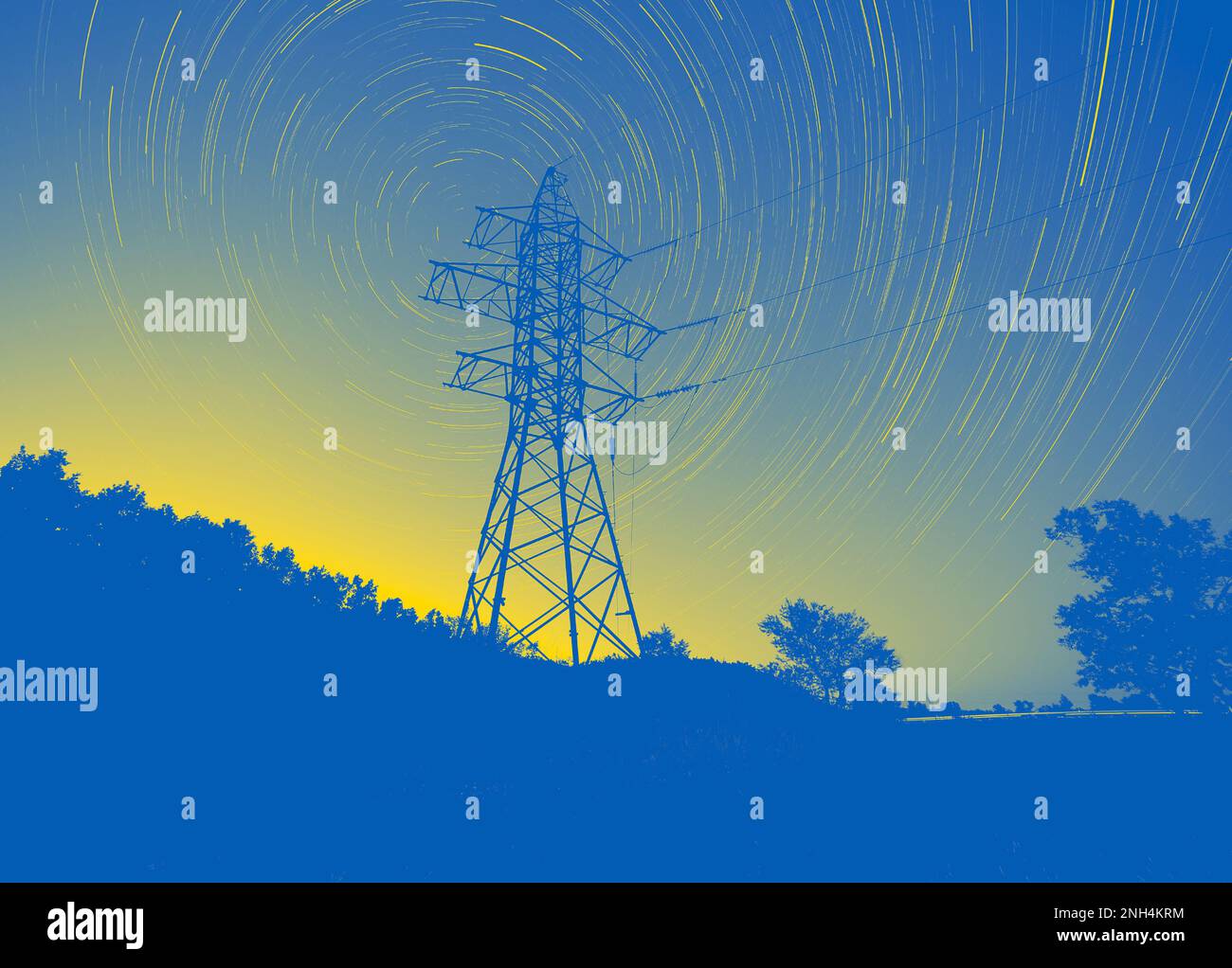 Torre di trasmissione contro i sentieri stellari in cielo notturno colorato nei colori della bandiera Ucraina Foto Stock