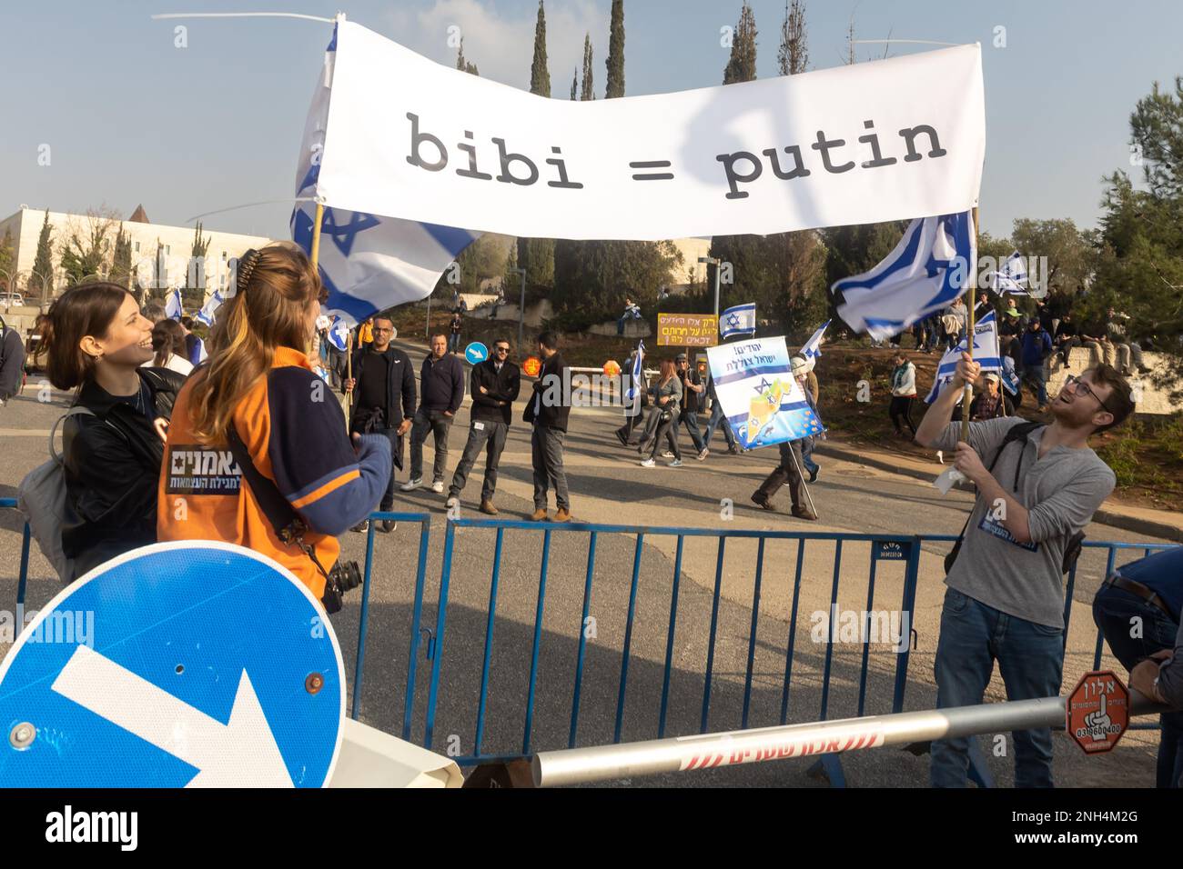 GERUSALEMME, ISRAELE - 20 2023 febbraio: Gli israeliani protestano presso la Knesset contro i piani del primo ministro Benjamin Netanyahu nuovo governo per calpestare la t Foto Stock