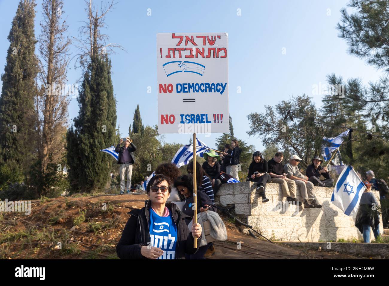 GERUSALEMME, ISRAELE - 20 2023 febbraio: Gli israeliani protestano presso la Knesset contro i piani del primo ministro Benjamin Netanyahu. Donna con un poster - n Foto Stock