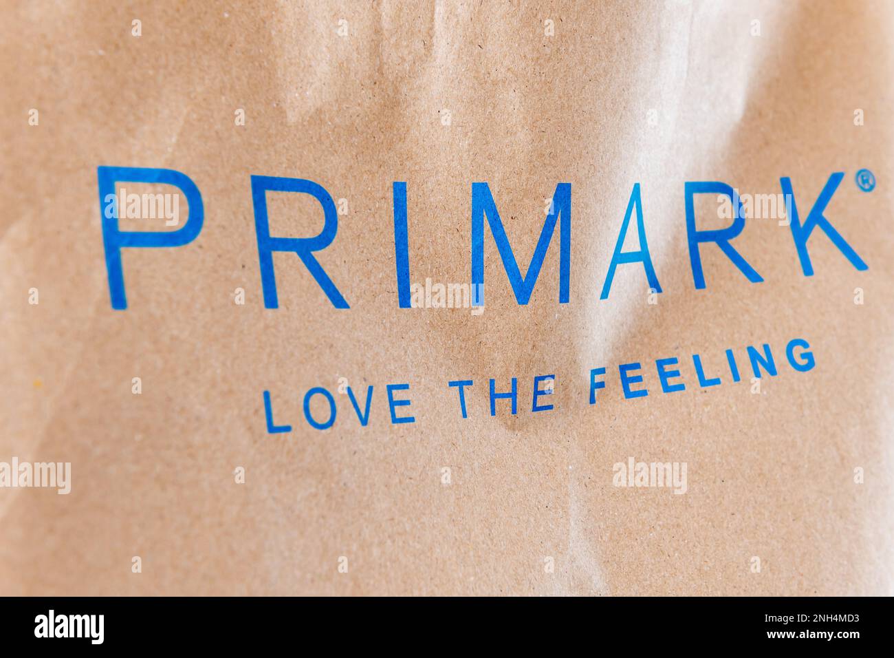 Londra. UK- 02.19.2023. Il nome del famoso negozio di moda Primark e il suo slogan stampato sulla sua borsa. Foto Stock