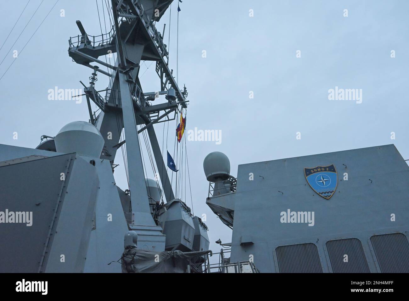 221213-N-DH616-4002 ROTA, Spagna-SNMG2 trasferisce la sua ammiraglia da USS Forrest Sherman (DDG 98) a USS James e Williams (DDG 95) mentre USS Forrest Sherman completa il suo schieramento e si prepara a tornare a homeport a Norfolk, VA. Foto Stock 221213-N-DH616-4002 ROTA, Spagna-SNMG2 trasferisce la sua ammiraglia da USS Forrest Sherman (DDG 98) a USS James e Williams (DDG 95) mentre USS Forrest Sherman completa il suo schieramento e si prepara a tornare a homeport a Norfolk, VA. Foto Stock