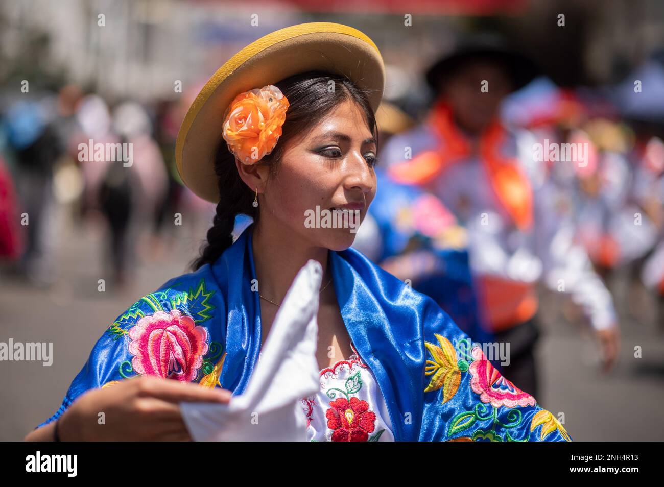 La Paz, Bolivia. 20th Feb, 2023. Un ballerino partecipa alla parata di Jisk'a Anata. Questo si svolge due giorni dopo la principale giornata di carnevale in Bolivia e celebra la stagione del raccolto. La danza Tunantada è di origine peruviana e si dice sia una satira sulla società coloniale. Per la prima volta, dopo lo scoppio della pandemia, i bambini e gli anziani sono stati ufficialmente autorizzati a partecipare come ballerini. Credit: Radoslaw Czajkowski/dpa/Alamy Live News Foto Stock