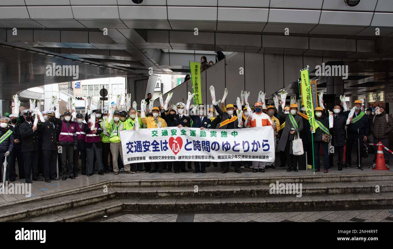 YOKOSUKA, Giappone (13 dicembre 2022) — i marinai assegnati al comandante, le attività della flotta Yokosuka (CFAY) e i membri del reparto sicurezza CFAY propongono una foto di gruppo durante un evento che aumenta la consapevolezza della guida ubriaca durante la stagione delle festività. L'evento, tenuto in collaborazione con la stazione di polizia di Yokosuka e con le altre organizzazioni di sicurezza di Yokosuka, prevede la distribuzione di raggiera di daikon giapponesi ai pedoni. “Daikon” è un gioco di parole in quanto è vicino alla parola giapponese “daikonzetsu”, che significa sradicamento (della guida ubriaca). Per più di 75 anni, CFAY ha fornito, mantenuto, e a. Foto Stock