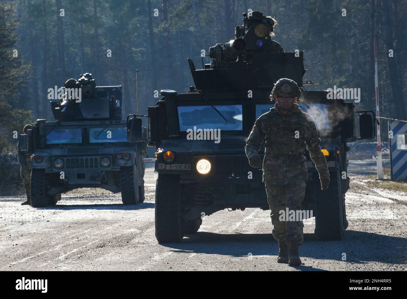 STATI UNITI I paracadutisti, assegnati a 1st Squadrone, 91st reggimento di cavalleria, 173rd Brigata di Airborne, si preparano per un'esercitazione di fuoco dal vivo per sparare missili lanciati da tube, con tracciamento ottico, guidati da fili (TOW) presso la Grafenwoehr Training Area del 7th Army Training Command, Germania, 13 dicembre 2022. La Brigata Airborne 173rd è la U.S.A. Forza di risposta di contingenza dell'esercito in Europa, capace di proiettare le forze pronte dovunque negli Stati Uniti Aree di responsabilità dei comandi europei, africani o centrali. Foto Stock
